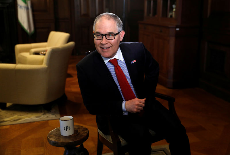 © Reuters. U.S. Environmental Protection Agency chief Scott Pruitt takes part in an interview with Reuters in Washington