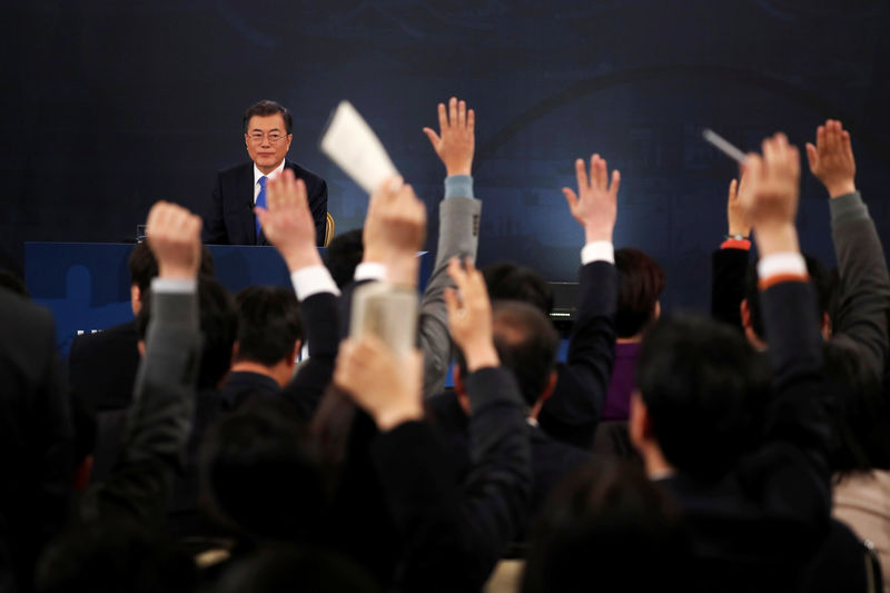 © Reuters. South Korean President Moon Jae-in attends his New Year news conference at the Presidential Blue House in Seoul