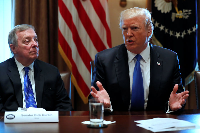 © Reuters. Trump holds a bipartisan meeting with legislators on immigration reform at the White House in Washington