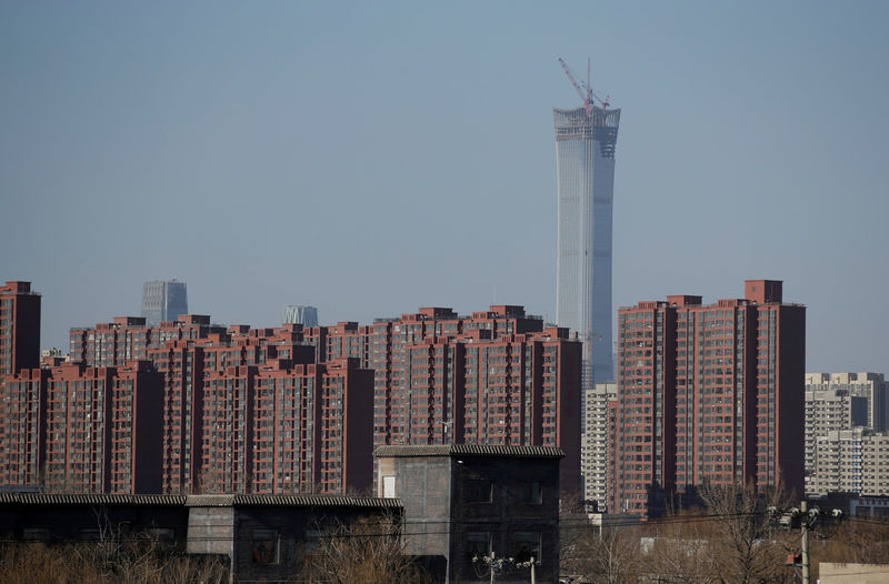 © Reuters. FILE PHOTO: Apartment blocks are pictured in Beijing