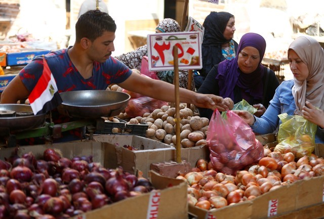 © Reuters. التضخم السنوي لأسعار المستهلكين في مدن مصر يهبط إلى 21.9% في ديسمبر
