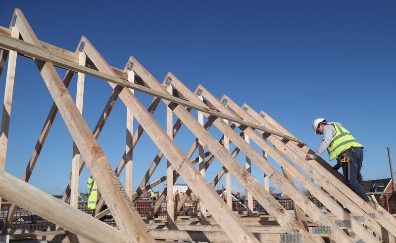 © Reuters. A builder working for Taylor Wimpey builds a roof on an estate in Aylesbury