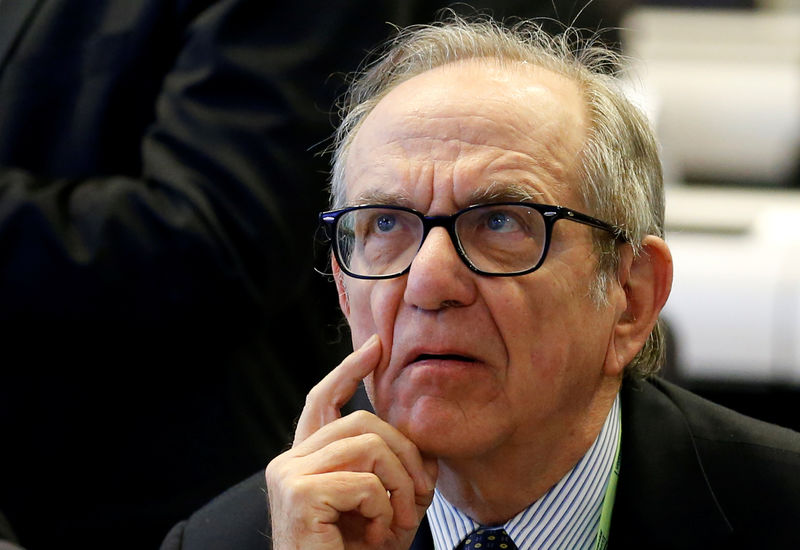 © Reuters. Il ministro del Tesoro italiano, Pier Carlo Padoan