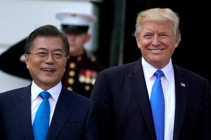 © Reuters. Presidente dos Estados Unidos, Donald Trump, e presidente da Coreia do Sul, Moon Jae-in, na Casa Branca, em Washington