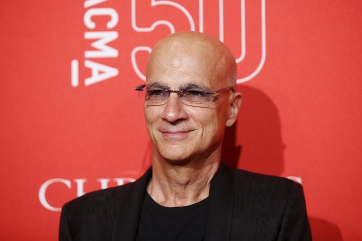 © Reuters. FILE PHOTO: Music producer Jimmy Iovine poses at LACMA's 50th anniversary gala in Los Angeles