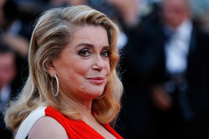 © Reuters. Atriz Catherine Deneuve posa para fotos no Festival de Cinema de Cannes, na França