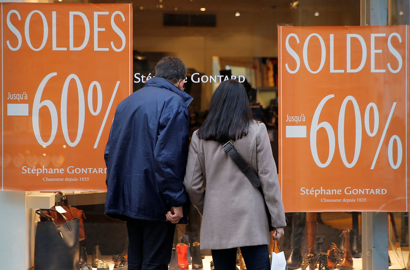 © Reuters. POLÉMIQUE AUTOUR DE LA DATE DU DÉBUT DES SOLDES D'HIVER