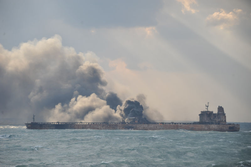 © Reuters. Navio petroleiro iraniano é visto em chamas após colidir com navio de carga chinês no mar do leste da China