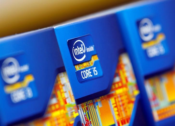 © Reuters. FILE PHOTO -  Intel processors are displayed at a store in Seoul