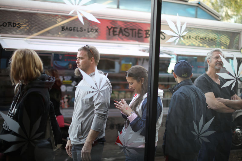 © Reuters. Customers queue for recreational marijuana outside the MedMen store in West Hollywood