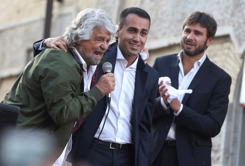 © Reuters. M5s: Beppe Grillo, Luigi Di Maio e Alessandro Di Battista a Roma il 25 ottobre scorso per una manifestazione contro la legge elettorale