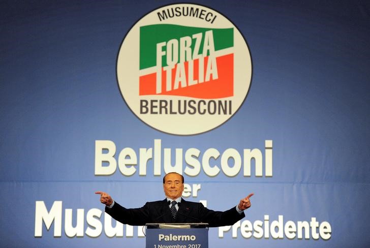 © Reuters. La coalición de Berlusconi sube en las encuestas de cara a las elecciones en Italia