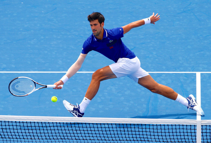 © Reuters. Djokovic vuelve con una gran victoria ante Thiem en el torneo de Kooyong