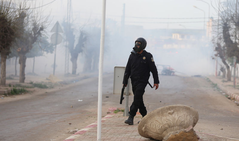 © Reuters. تونس تعتقل 237 بعد احتجاجات عنيفة على إجراءات التقشف