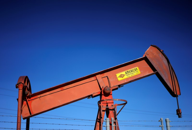© Reuters. FILE PHOTO: An oil well pump jack is seen at an oil field supply yard near Denver