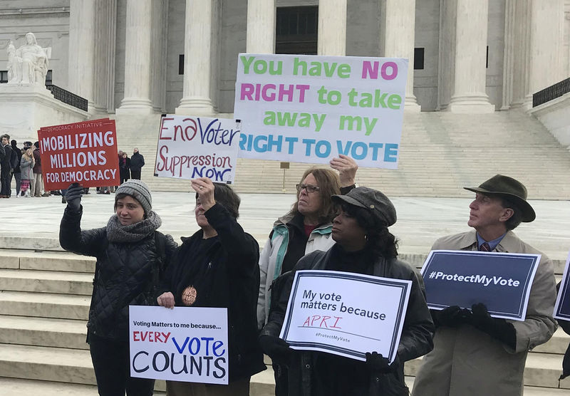 © Reuters. Activists rally ahead of arguments in a key voting rights case at the U.S. Supreme Court in Washington