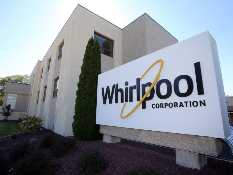 © Reuters. Il logo Whirlpool nella sede Usa in Ohio