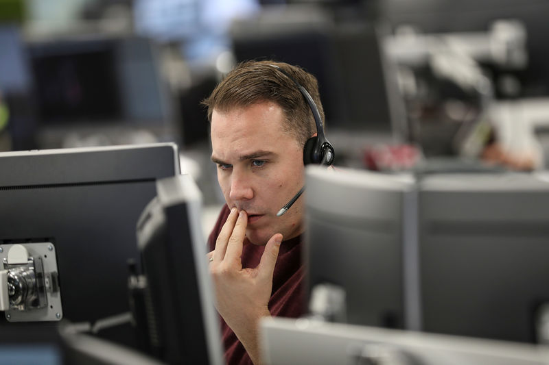 © Reuters. LES BOURSES EUROPÉENNES TERMINENT EN BAISSE, EXCEPTÉE LONDRES