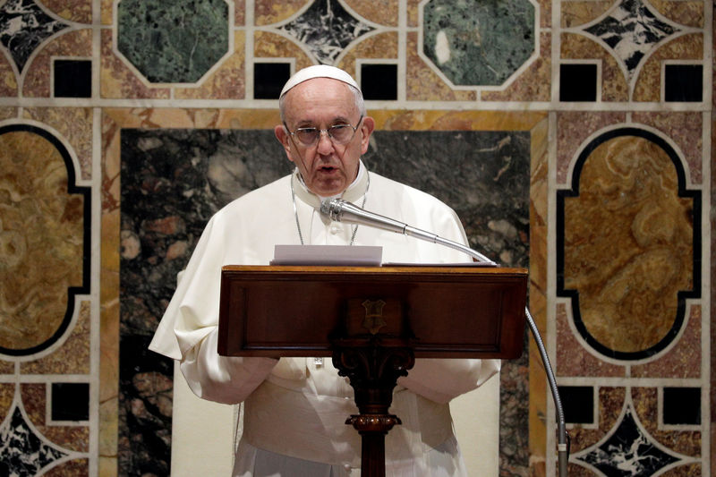 © Reuters. Papa Francisco conversa com diplomatas no Vaticano