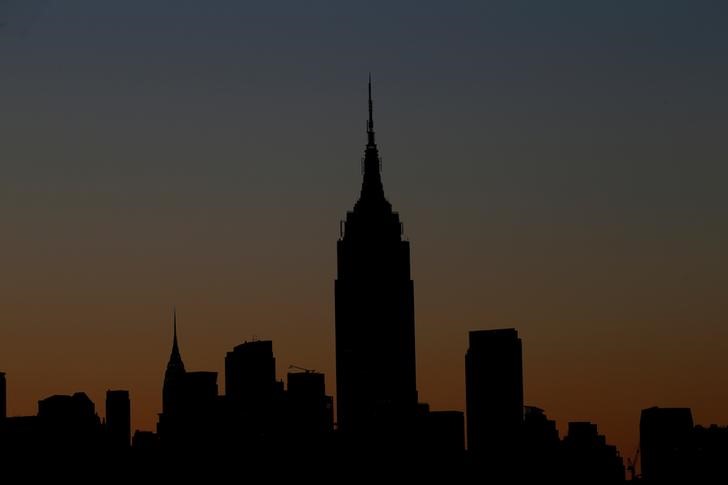 © Reuters. A view of the Empire State building and midtown Manhattan skyline of New York City at sunrise as seen from Hoboken