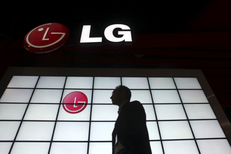 © Reuters. FILE PHOTO -  File picture shows a show attendee passing by the LG Electronics booth during the 2009 International Consumer Electronics Show in Las Vegas