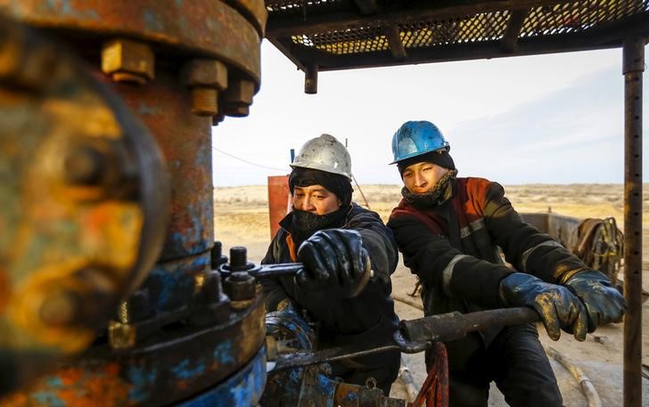 © Reuters. Рабочие ремонтируют скважину на месторождении РД Казмунайгаз
