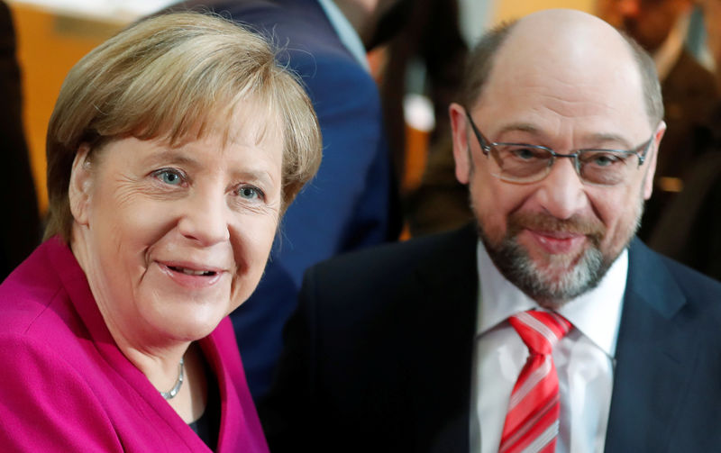 © Reuters. Chanceler alemã, Angela Merkel, e líder do Partido Social-Democrata da Alemanha, Martin Schulz, em Berlim