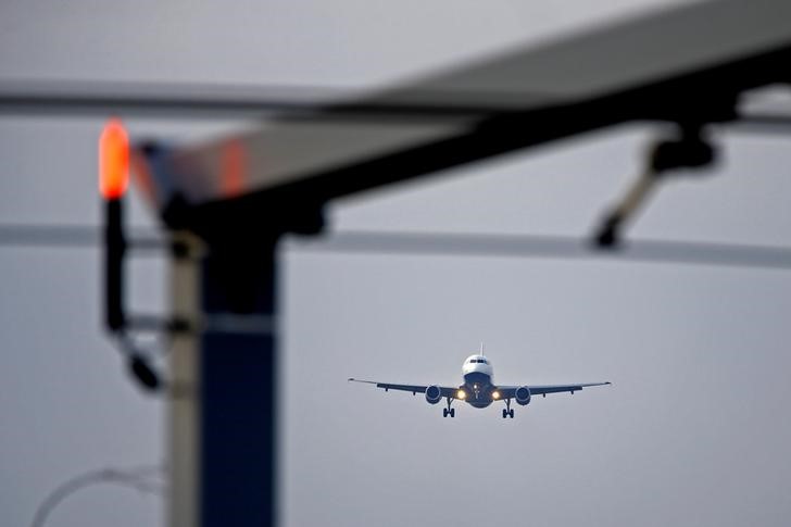 © Reuters. An airplane prepares to land at Cointrin airport in Geneva