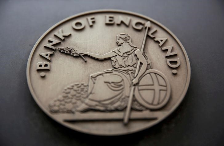 © Reuters. FILE PHOTO: FILE PHOTO: A sign is displayed outside the Bank of England in London