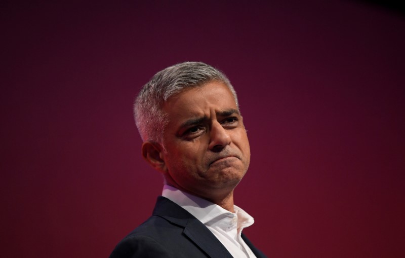 © Reuters. Prefeito de Londres, Sadiq Khan, durante discurso em conferência em Brighton, no Reino Unido