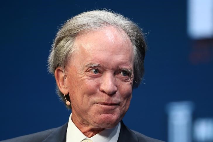 © Reuters. FILE PHOTO: Janus Capital Group's Bill Gross listens during the Milken Institute Global Conference in Beverly Hills