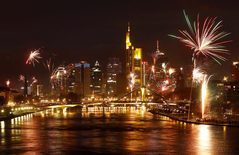© Reuters. FILE PHOTO: Fireworks explode in front of the skyline with the financial district during New Year's eve celebrations in Frankfurt