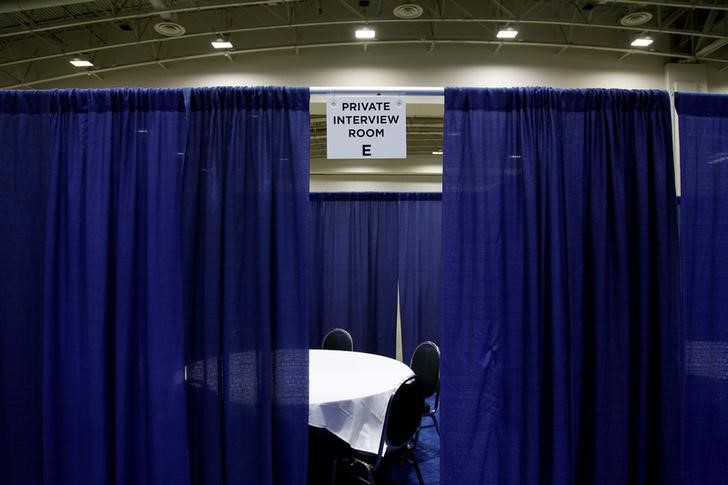 © Reuters. FILE PHOTO: A private interview space sits ready for recruiters in Washington