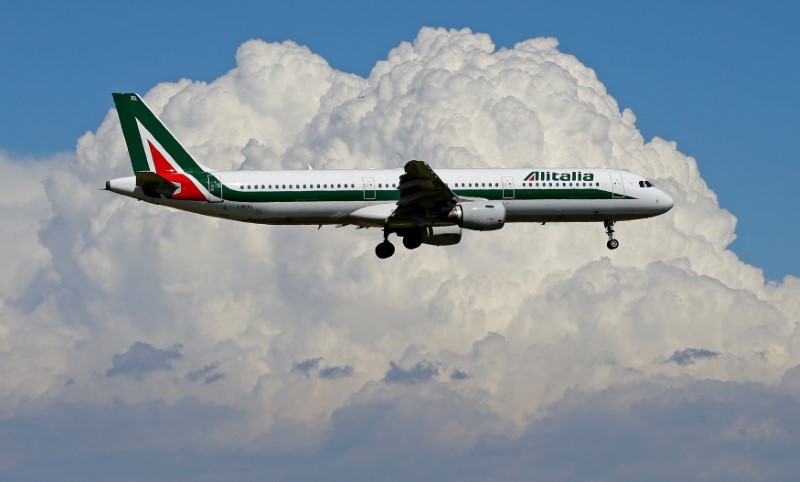 © Reuters. FILE PHOTO: An airplane of Alitalia approaches to land at Fiumicino international airport in Rome