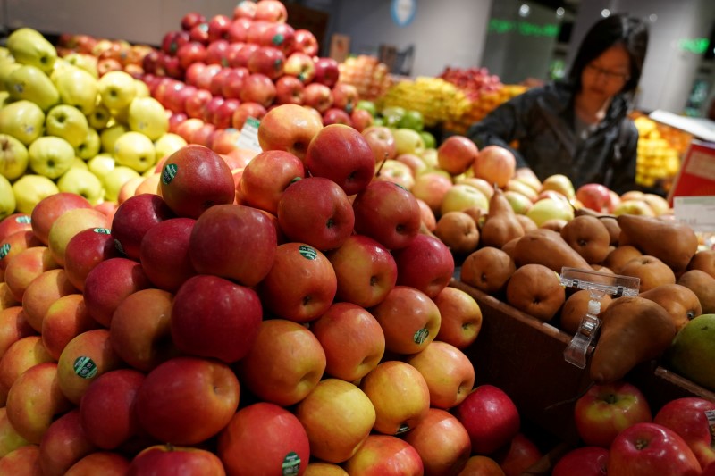 © Reuters. FILE PHOTO: A woman shops for produce inside a Whole Foods Market in the Manhattan borough of New York City