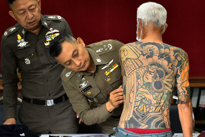 © Reuters. Shigeharu Shirai, japonês de 74 anos suspeito de assassinato, participa de coletiva de imprensa após ser detido na província de Lopburi, na Tailândia