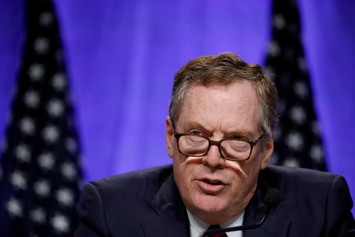 © Reuters. FILE PHOTO: U.S. Trade Representative Robert Lighthizer speaks at a news conference