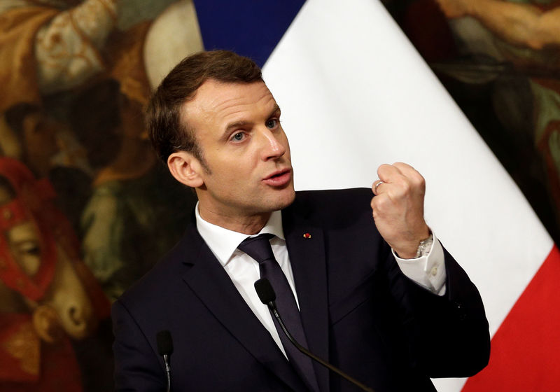 © Reuters. ماكرون يواجه انتقادات حادة بشأن إصلاح قانون اللجوء الفرنسي