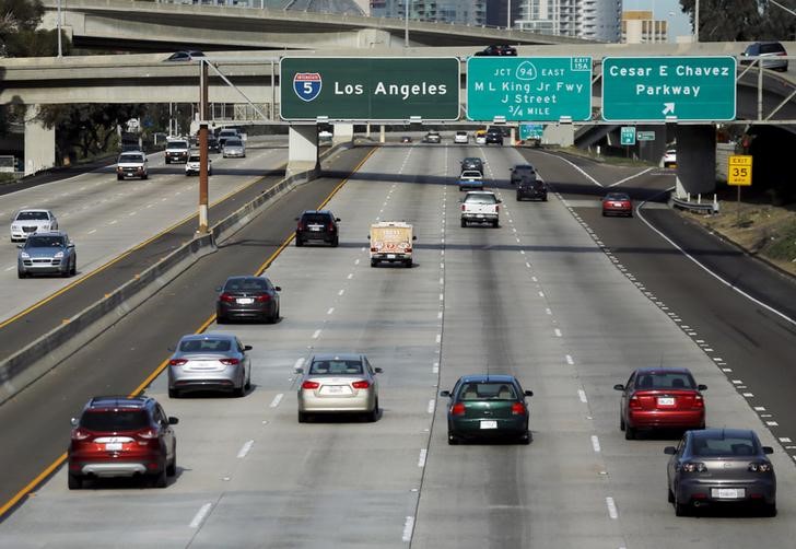 © Reuters. FILE PHOTO: Cars travel north towards Los Angeles on interstate highway 5 in San Diego