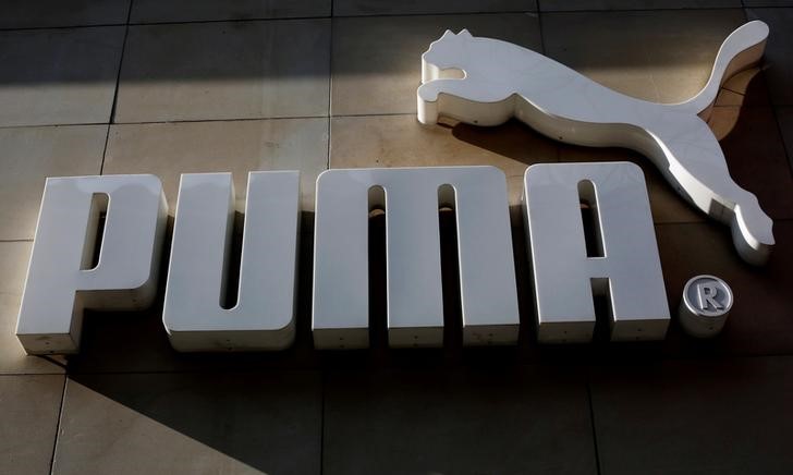 © Reuters. FILE PHOTO: The logo of German sports goods firm Puma is seen at the entrance of one of its stores in Vienna