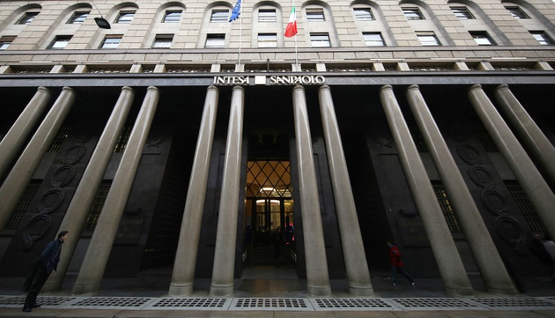 © Reuters. The main entrance of Palazzo delle Colonne at the Intesa San Paolo bank is seen downtown Milan