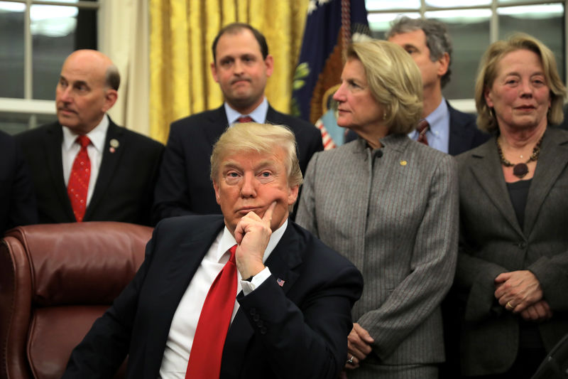 © Reuters. U.S. President Donald Trump attends a signing ceremony for the Interdict Act into law, to provide Customs and Border Protection agents with the latest screening technology on the fight against the opioid crisis, in the Oval Office of the White House in W