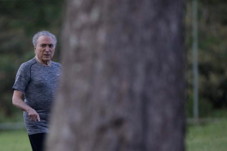 © Reuters. Presidente Michel Temer durante caminhada em Brasília