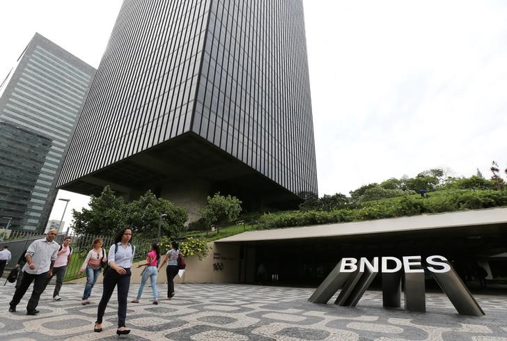 © Reuters. Pessoas caminham diante da sede do BNDES no Rio de Janeiro