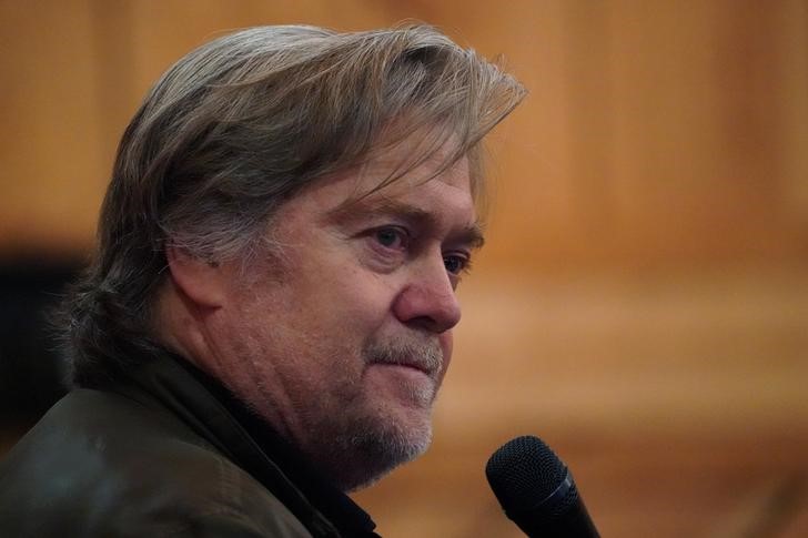 © Reuters. Political strategist Stephen Bannon speaks at a Republican Senate candidate Roy Moore campaign rally in Midland City, Alabama