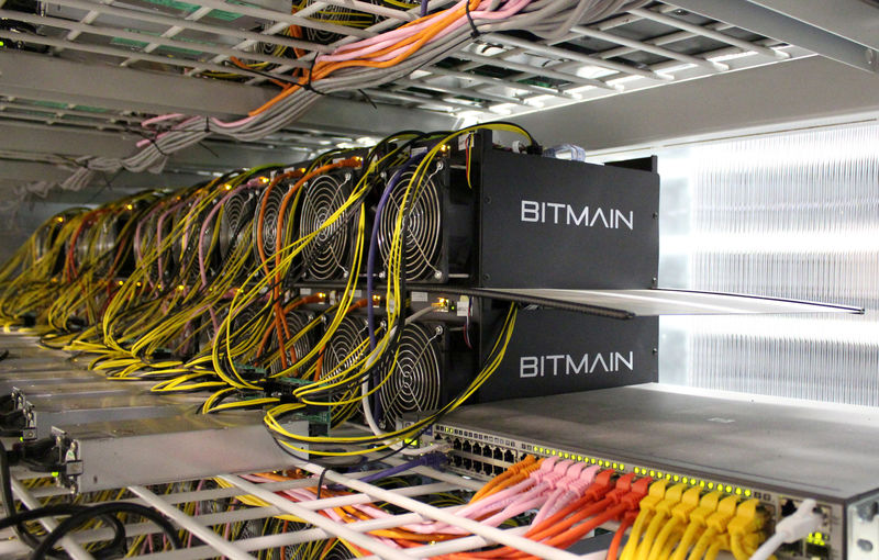 © Reuters. FILE PHOTO: Bitcoin mining computers are pictured in Bitmain's mining farm near Keflavik