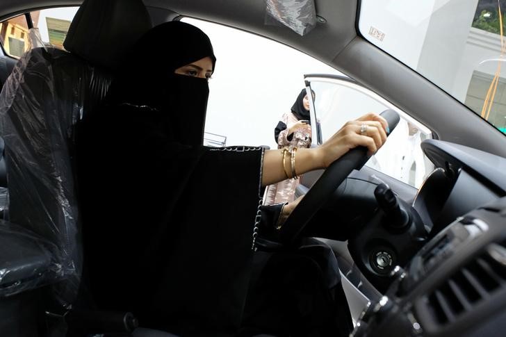 © Reuters. معرض سيارات للنساء فقط.. في جدة