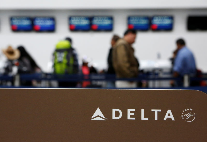 © Reuters. FILE PHOTO: Passengers check in at a counter of Delta Air Lines in Mexico City