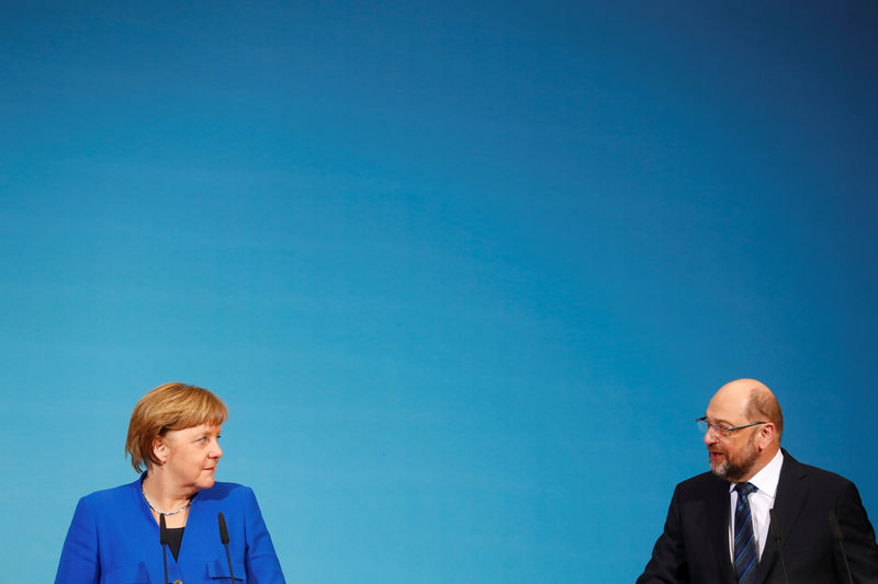 © Reuters. Chanceler alemã, Angela Merkel, e líder do Partido Social-Democrata (SPD), Martin Schulz, durante coletiva de imprensa em Berlim