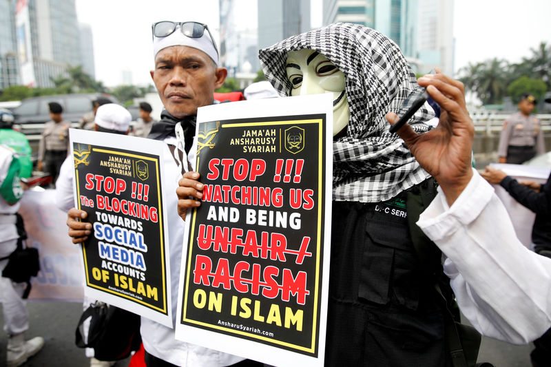 © Reuters. Islamists hold a protest rally outside Facebook's local headquarters accusing the social media giant of discrimination for blocking some pages operated by hardline groups in Jakarta